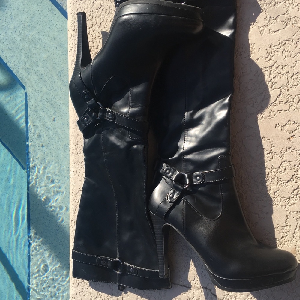 SV Beautiful Black Heeled Boots 😍